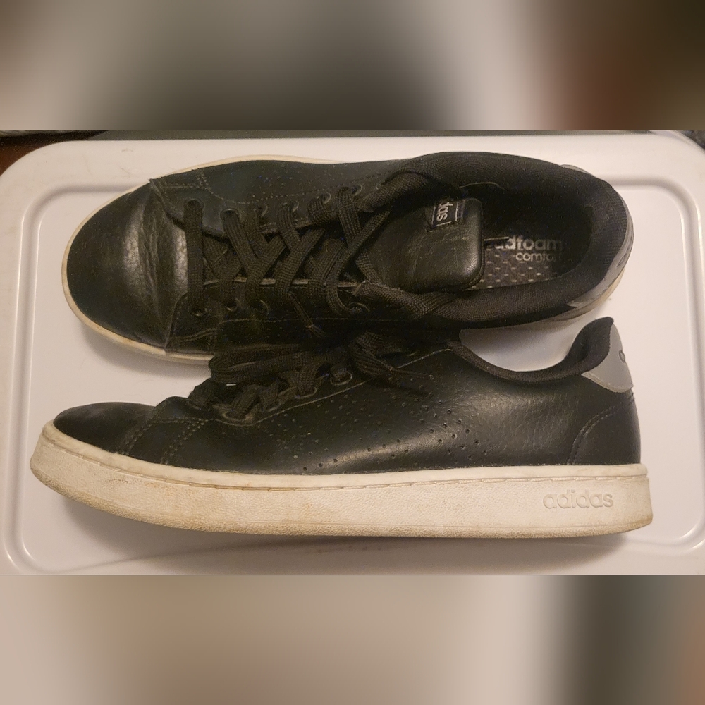 Adidas Mens 9 sneakers